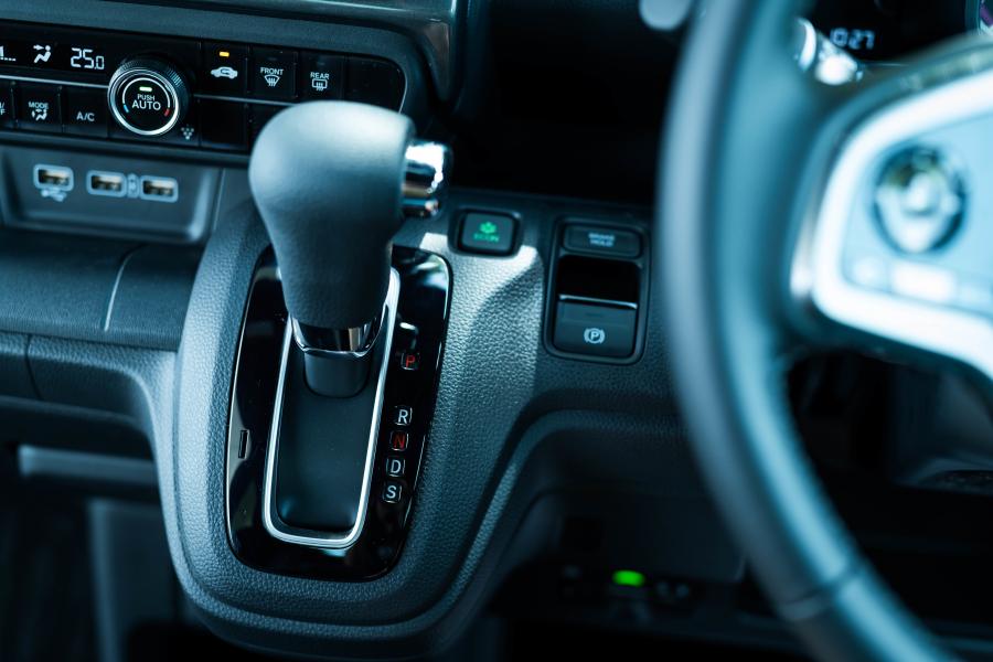 Детали интерьера Honda N WGN Custom 2019 года  (фото 20 из 24)
